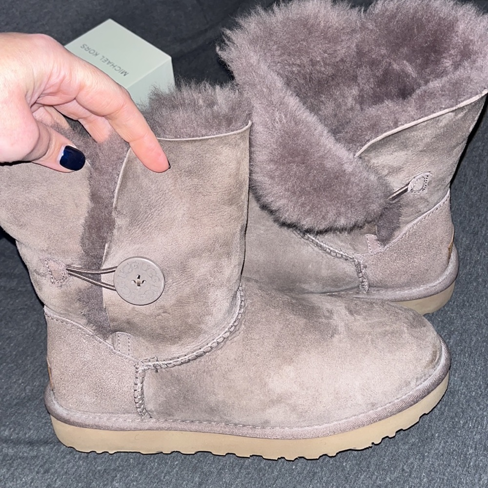 LOWEST!- Size 9 bailey button excellent condition Uggs.